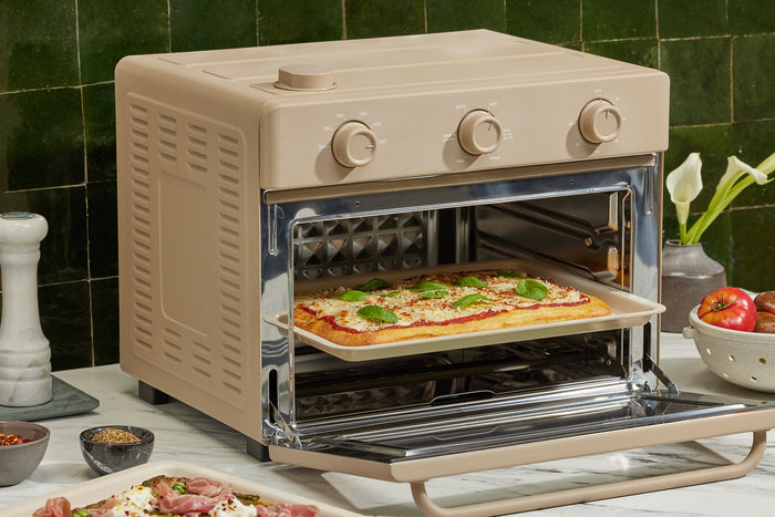Wonder oven with pizza inside